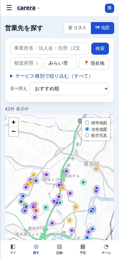 スマホで現在地の近くの営業先を地図から探す画面。